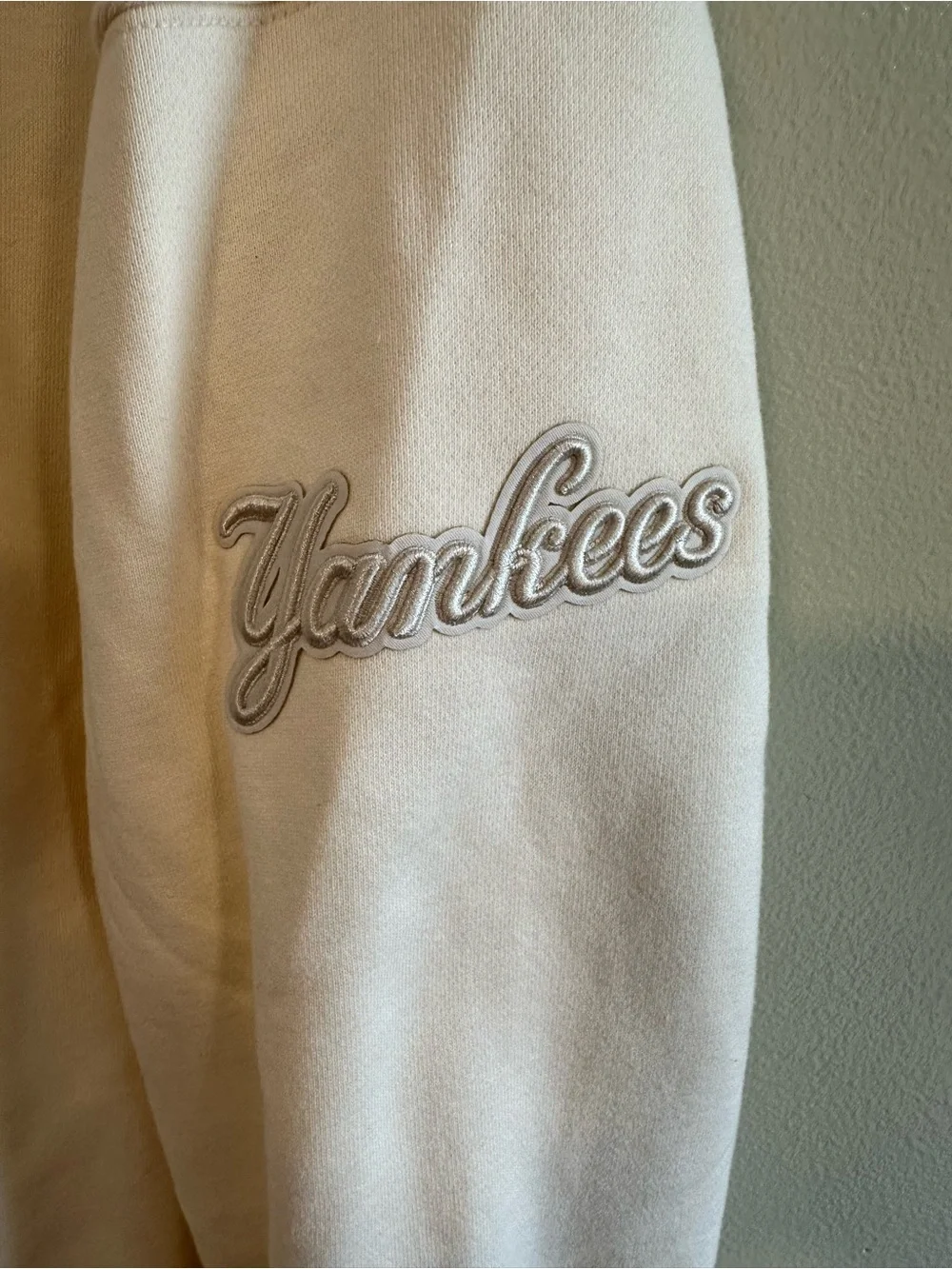 Pro Standard New York Yankees Tonal Logo Crewneck Sweatshirt